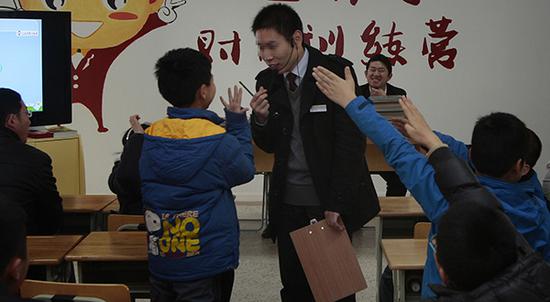 江苏省南京市，一家教育培训机构内，孩子们在上课。视觉中国 资料