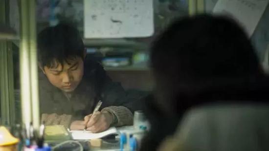 距离中考100天。6:20左右到家,开始完成每天必须的家庭作业。