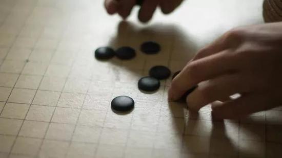 距离中考62天。每天下盘五子棋,输掉的收拾棋盘。