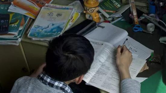 距离中考52天。做作业,复习,还有点心神不宁,唉,男孩子都这样?