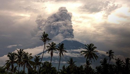 阿贡火山持续喷发。图片来源：视觉中国