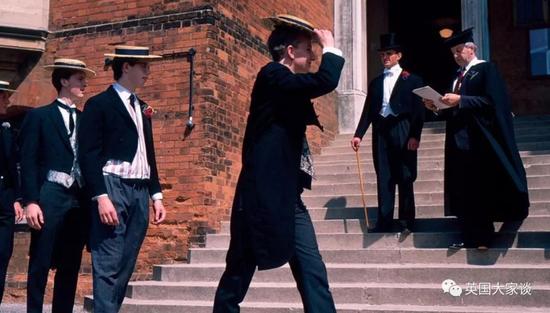 同样以英国历届内阁看看私校和精英圈之间联系：