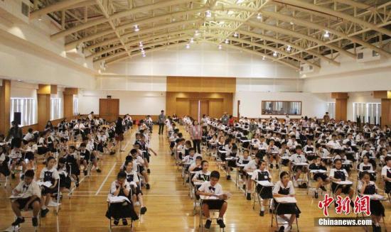 资料图:2017年度第三次印尼汉语考试12月3日在雅加达、普禾格多、玛琅三地落幕。今年全年共有15627人考生参加印尼全国汉语考试,考生人数创下历年新高。图为雅加达-HSK3级考试现场。 中新社记者 陈宁洁 摄