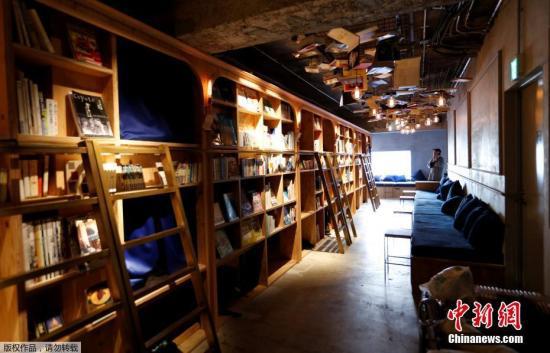 资料图：日本东京，一家胶囊旅馆内，床边安装了很多书架，据悉，这家旅馆名为“书籍和床”，住店旅客可以住店期间翻阅书籍。