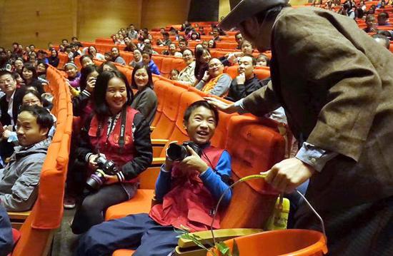 去年国际艺术节，《少年日报》小记者在采访交流。&nbsp;&nbsp;少年日报供图