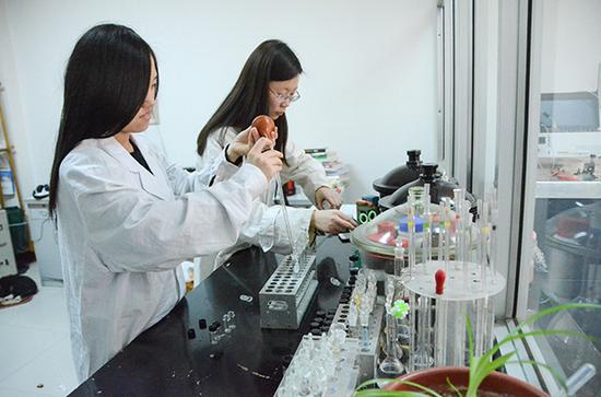 山东聊城大学化学化工学院实验室内,不少教师、学生利用寒假继续留校做实验。视觉中国 图