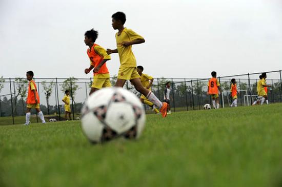 2014年7月3日，恒大足球学校学员在训练中。