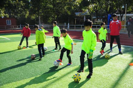 开学第一天的绿苑小学“升级版”晚托班包括足球、篮球等社团活动。