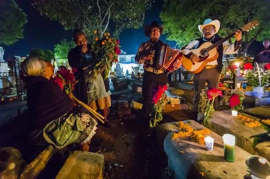 在坟头上唱歌跳舞的墨西哥人其实最懂死亡