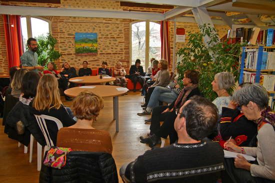 法国小城勒索莱举行哲学沙龙，讨论“我是谁，我从哪来”。