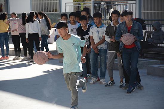 啦井镇初级中学学生在上篮球课