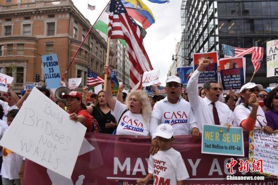当地时间5月1日下午，在美国首都华盛顿，示威人群在杜邦环岛举行集会后，一直行进到白宫北面的拉法耶特广场，抗议特朗普的移民政策等。 中新社记者 邓敏 摄