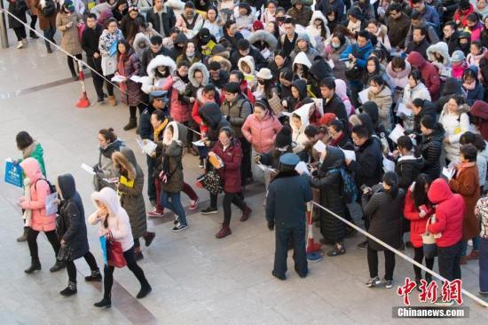 资料图:一公务员考点,考生排队准备进入考场。中新社记者 武俊杰 摄