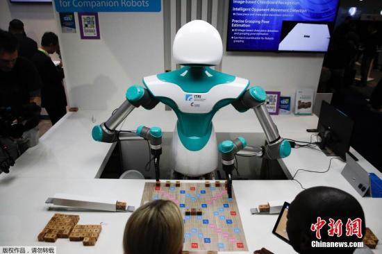 资料图：一个家庭陪伴机器人正在与观众玩拼词游戏。