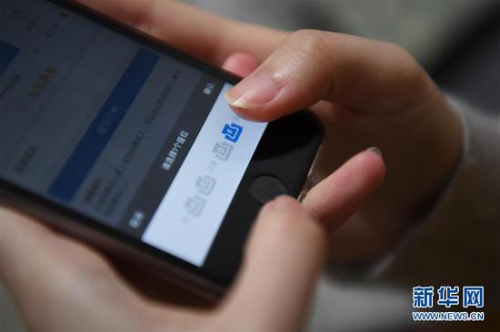 2月11日早上，阳知涵通过12306手机APP订购高铁车票并选座。