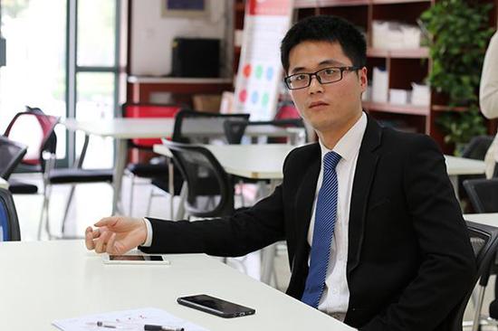 赵龙穿着自己团队生产的正装参加求职面试。