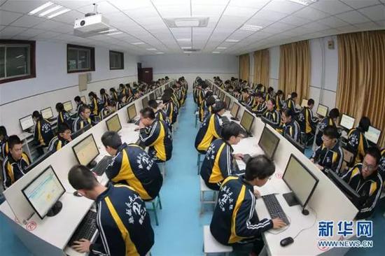 河北省衡水市第二中学高三学生在进行2018年高考网上报名（新华社记者朱旭东摄）