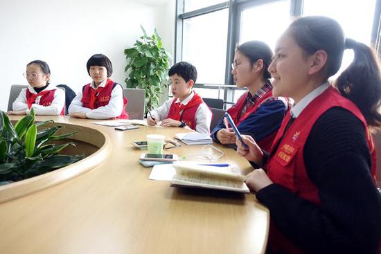 《少年日报》的小记者们在采访交流中。&nbsp;少年日报供图