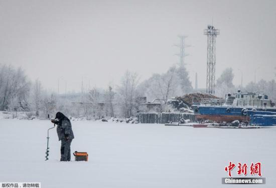 资料图：当地时间2018年1月24日，俄罗斯当地民众正在冰上钓鱼。
