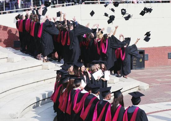 2017年7月17日，英国华威大学的学生在参加毕业典礼。 ▋图片来源 CFP