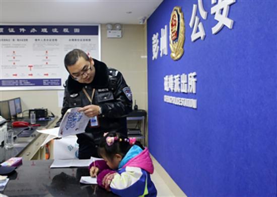 昨日，彭州市磁峰派出所民警杨波在下班后辅导留守女孩淇淇做作业。成都商报 图