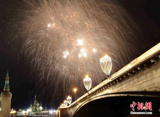资料图：2018年1月1日零时，莫斯科燃放烟花庆祝2018新年。中新社记者 王修君 摄