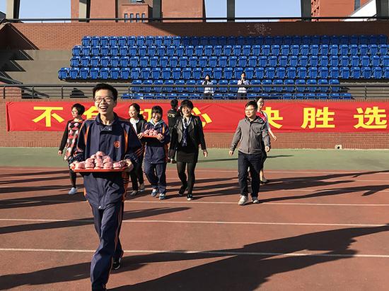 2017年10月30日，迎战“新高考” ，杭州高级中学给学生吃“定胜糕”。 视觉中国 图