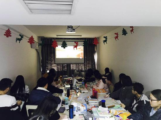 小教室,大动力。海纳百川,博学强智。 图片由艺考生提供