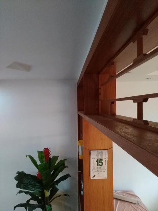 年三十赵龙擦干净了家里的搁置架，希望来年能放上一些摆件。