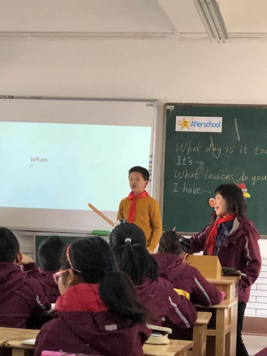 这个学校真逗:老师发红包,学生来上课