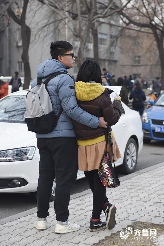 山东师范大学考点外，男友陪同女生考研的情况并不少。