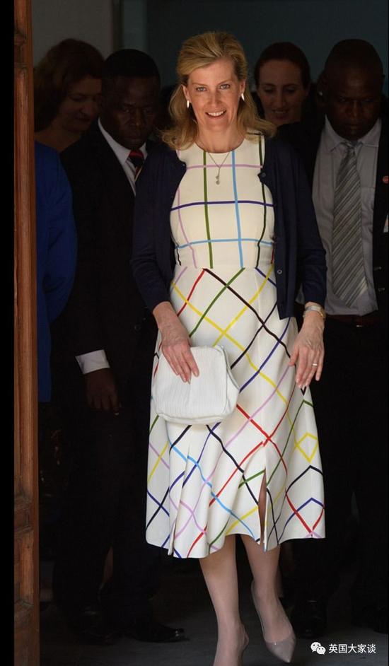 顺便说一句，她大爱的高街品牌Cefinn， 就是前英国首相卡梅伦的夫人创立的！