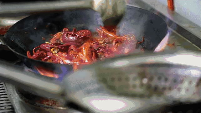 　　爆炒，看着红红的小龙虾在锅里翻腾的样子，小编的口水已经留下来了。