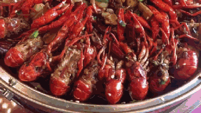 　　据去亲测了的同学说，不管是哪种价位的龙虾，个个饱满令人称赞，虾肉紧致弹牙虾壳易剥，一旦上了口，那一只接一只的就停不下来了