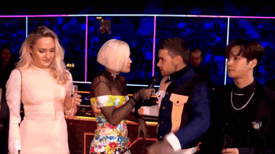 (帅气的面孔在哪都吃香)