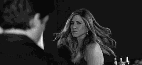 经历过朋友们扎堆结婚、扎堆生娃，现在又开始扎堆洒狗血。