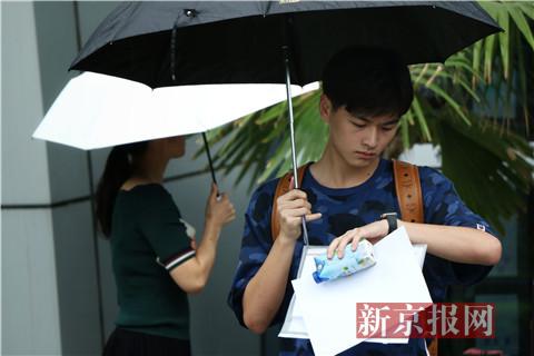 中戏新生雨中报到