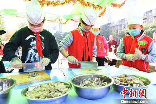 兰州市东郊学校12个班的“小学生大厨”在操场上现场制作校园美食。（资料图）杨艳敏摄