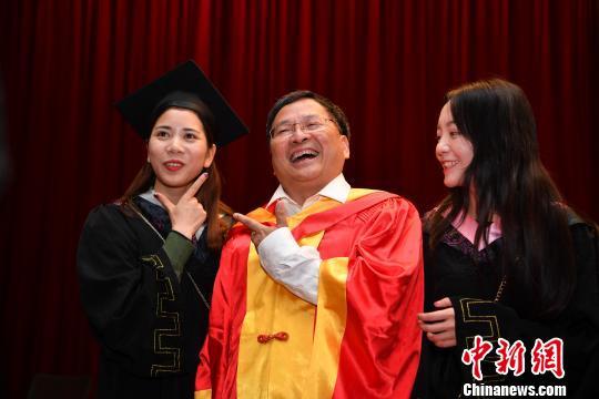 图为马杰与毕业生合影。 刘冉阳 摄