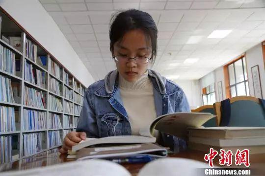 图为丁安琪在山东大学图书馆内读书。来源：中国新闻网 （孙宏瑗 摄）