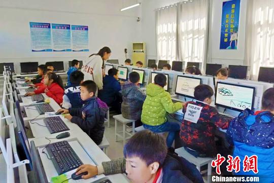 金寨县希望小学的计算机课堂。金寨县希望小学供图
