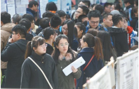 2018年3月，哈尔滨工业大学举行春季招聘会，当地企业积极参与，设展位、广招人/人民视觉