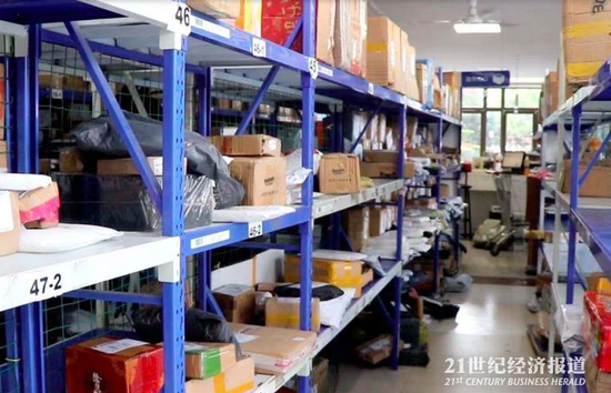 上海财经大学快递点一角,图/何成路