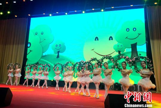 图为小学生表演的开场节目《春暖花开》。 崔佳明 摄