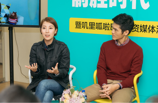 叽里呱啦联合创始人许可欣（左）和CEO谢尚毅（右）宣布完成数千万美元B轮融资