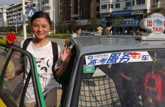 ▲2002年7月7日，桂林五中的考生范艾芸走出考场乘坐高考免费服务车回家。（新华社记者陈天湖摄）