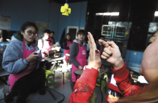 今年1月29日，青岛，十几名聋哑人正接受培训，希望能靠一技之长找到合适工作。图/视觉中国