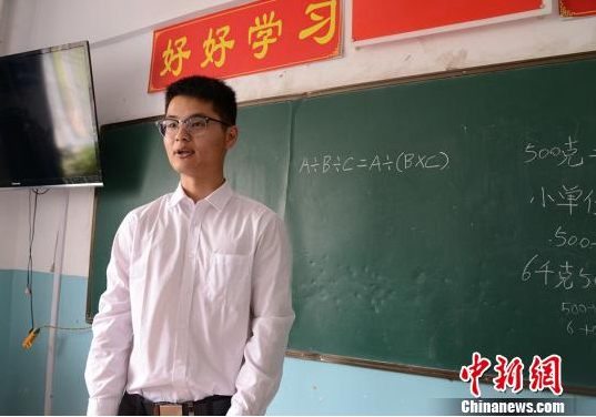 刘春韦是四年级1班的副班主任同时教授数学课。 勉征 摄