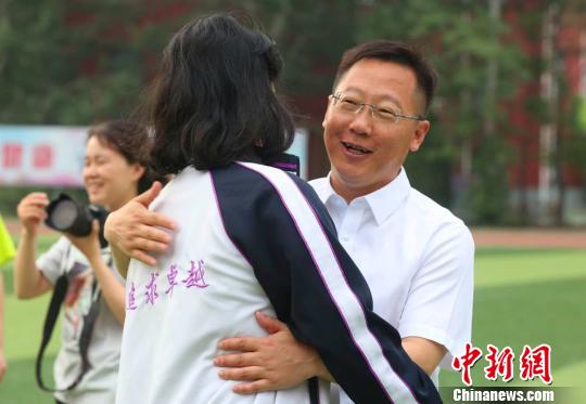 图为河北衡水中学党委书记、校长郗会锁为学生加油鼓劲。 李洋 摄