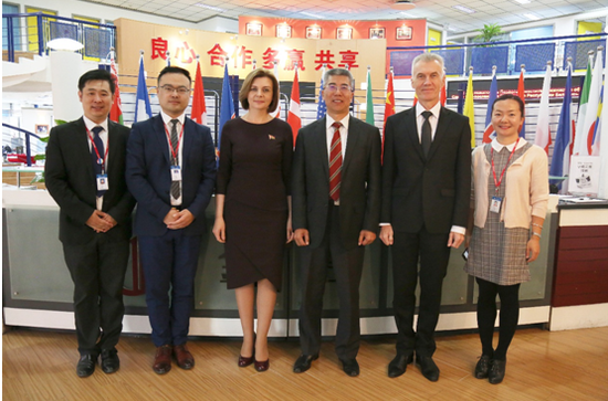 　　白俄罗斯教育部第一副部长 斯塔罗沃伊托娃•伊丽娜女士（左三）、白俄罗斯驻华大使馆公使衔参赞 尤里•拉博卡先生（右二）、金吉列留学董事长 朱燕民先生（右三）、金吉列留学副总裁 黄帅先生（左二）、金吉列留欧亚太院校合作中心俄乌白院校合作部经理 李玲女士（右一）、金吉列留学亚洲事业部 俄乌部经理 王楠先生（左一）